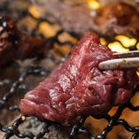 脂が程よく落ちたお肉は、炭の風味と相まってより美味しい仕上がりに。