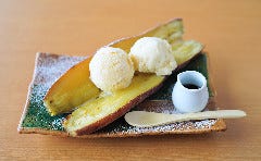 しっとり焼き上げた鳴門金時の上に自家製アイスをトッピング！