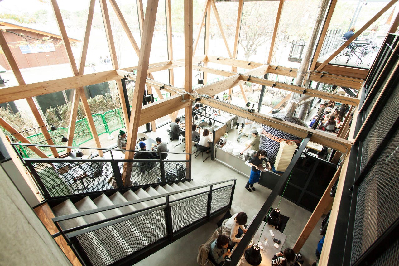 天井が抜きぬけになった青いナポリ イン・ザ・パーク 天王寺 てんしばの店内