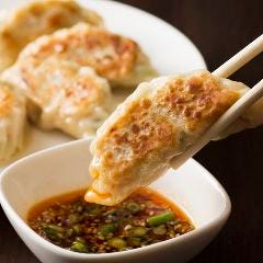 当店の名物の"鶏肉餃子"は女性にも大好評！お酒がすすむ逸品です