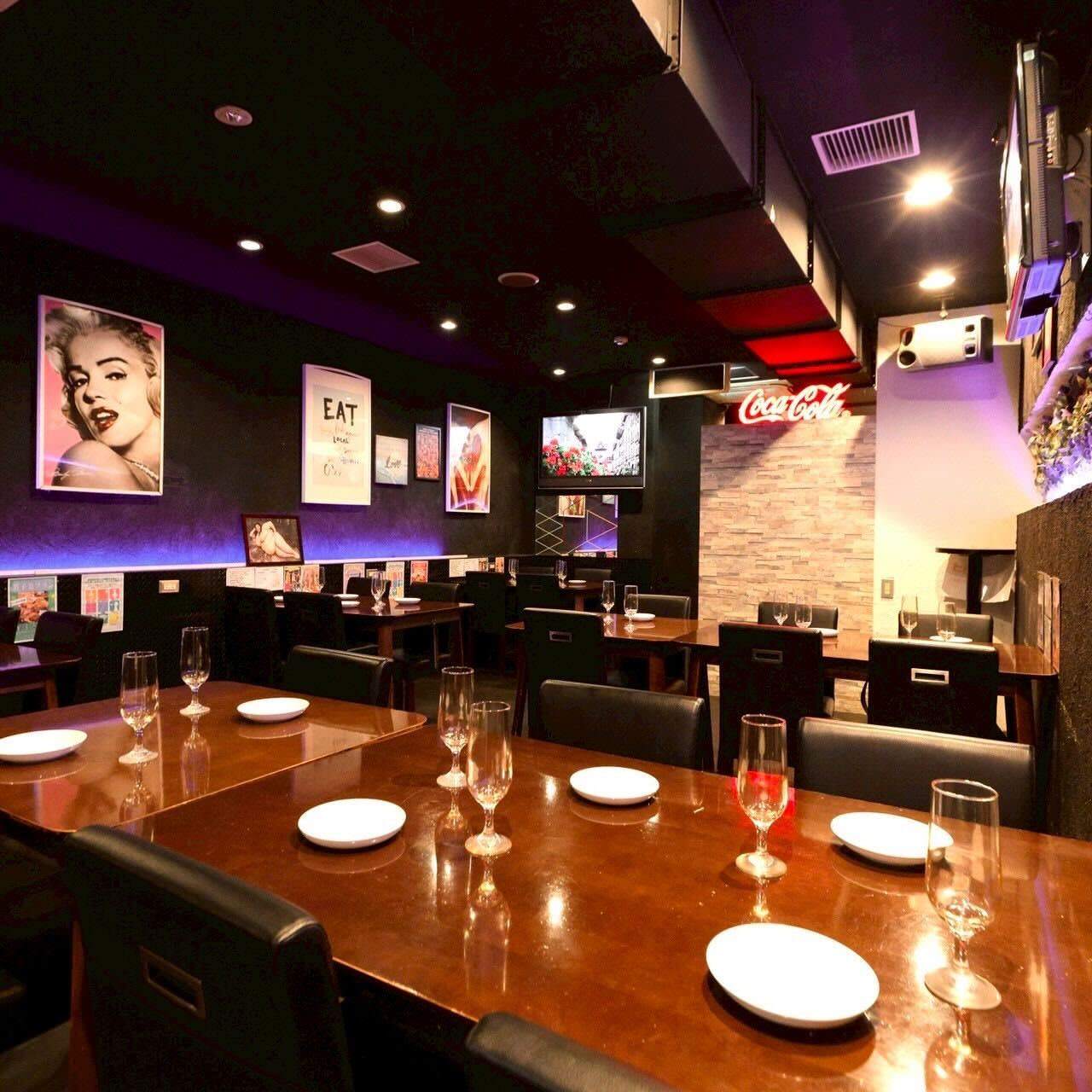 ネオンやポスターが飾られたゆめ八プレミアム 難波店の店内