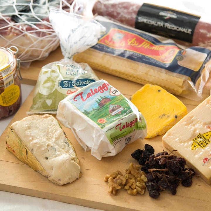 チーズはイタリア産を中心に世界の国々から4～5種類程度取り揃え