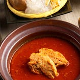 ピリっとクセになる　赤炊き鍋 
水炊きのコラーゲンスープをベースに胡麻と唐辛子を調合した旨辛い鍋です。胡麻のセサミン効果と唐辛子のカプサイシン効果もあり滋味深く、食欲をそそる味わいです。