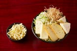 新作「４種のチーズもんじゃ」
1300円税抜　特製バジルソース付
