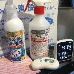 店内入り口ではお客様の安全の為検温やアルコール消毒を実施。任せて二酸化炭素濃度測定器で室内環境を快適に保っております。