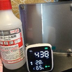 二酸化炭素濃度測定器で店内の換気状態をチェックしております。