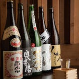 常時24種以上の日本酒や焼酎をご用意。隠れ銘酒はスタッフまで！