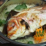 自家製の鯛出汁でじっくり炊き上げる名物「鯛めし」
もちろん、炊きたてをご用意！