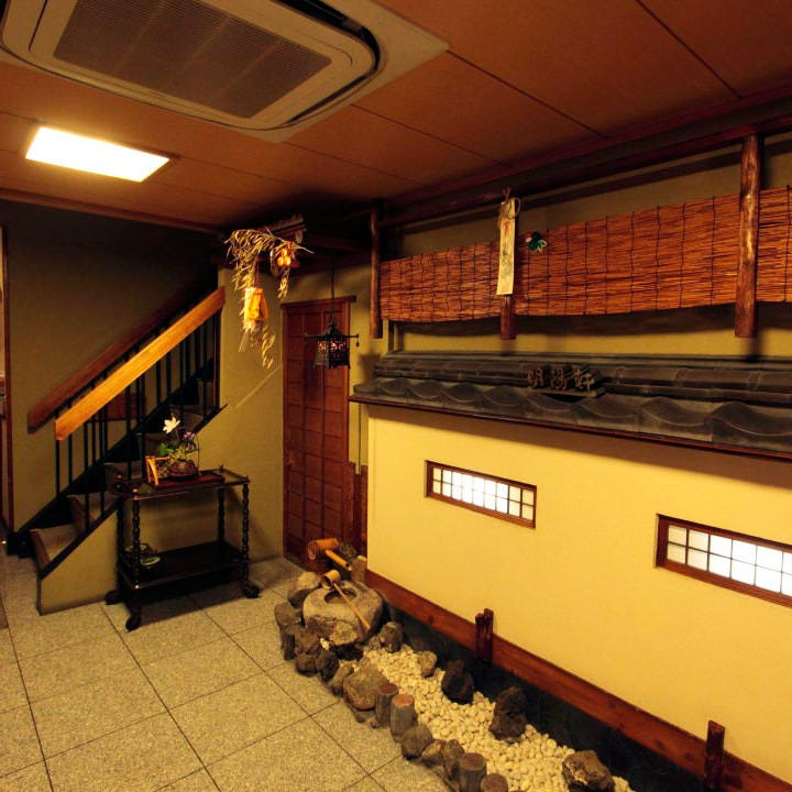 店内は老舗日本料理店ならではの趣溢れる空間となっております。