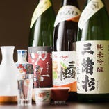 酒と杜氏の神を祀る神社として知られる奈良県桜井市三輪の「大神神社」のお膝元で、350年続く手造りの醸造法を守る、今西酒造の銘柄を中心に拘りの日本酒をご用意。