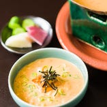 うに特有の濃厚な味わいに、魚介や野菜の旨みが溶け込み、極上の味わいに仕上がります。具材のうにを乗せて、うに尽くしの雑炊に仕上げるのもお勧めです