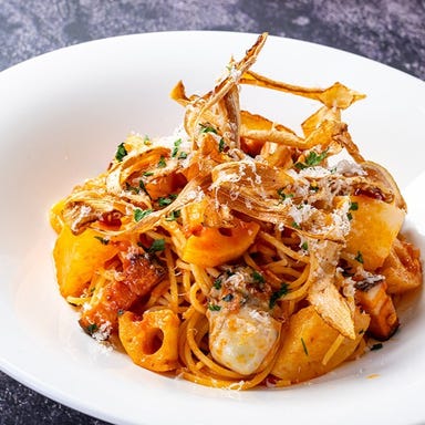 北海道イタリアンバル ミア・ボッカ さいたま新都心店_北海道サロマ湖産カキと冬野菜、「農家のベーコン」のアマトリチャーナ