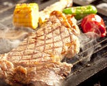 塊肉をグリル板で豪快に焼き上げます！