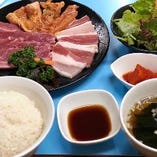 三種肉焼き定食（中落カルビ、豚カルビ、桜鶏モモ）