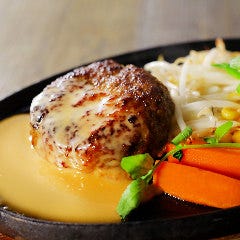 ハンバーグは選べるソース3種類プラストッピングでアレンジ可能