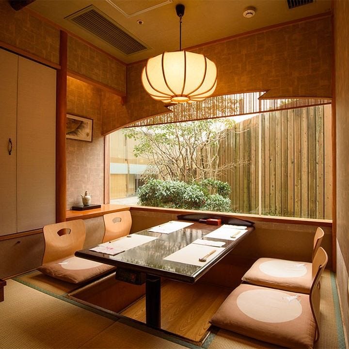 中庭が望める梅の花 横浜青葉台店の座敷