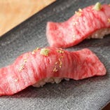 「肉寿司」はグループ店「寿司入船」のこだわりのシャリを使用