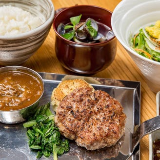 鉄板和食とワイン 萬鉄 カレッタ汐留店 メニュー 萬鉄 肉汁ハンバーグ 2種のソース 鬼おろしポン酢 すりおろし玉ねぎ醤油だれ ぐるなび