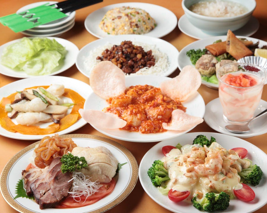 炒飯やエビチリなどが並んでいる様子