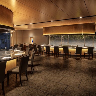 鉄板焼 泉崎_◇メインダイニング◇木目と石畳が織りなす極上の空間