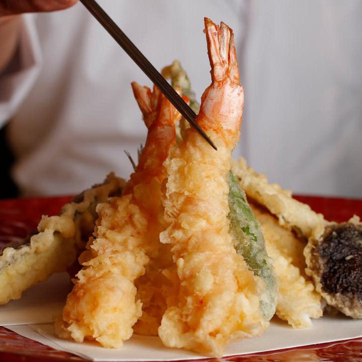 高級胡麻油で絶妙な加減に揚げた天ぷらは香り高く軽快な口当たり