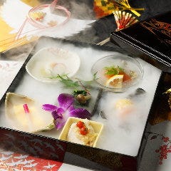 華やかな盛り付けがおもてなしのお食事会に彩りを添えます