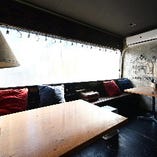 ◇　寛ぎのソファーは季節を感じるオープンカフェ空間にも【テラス個室（最大6名様）】　◇