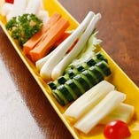 新鮮な旬の野菜を取り入れた野菜スティックは、もはやＢＡＲ五楽の定番。