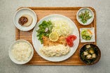 【日替わり定食】 (メイン・副菜・サラダ・小鉢・香の物・お味噌汁・ご飯)　