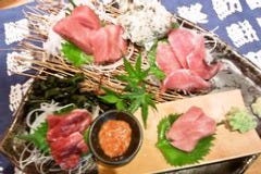 まぐろ盛1５8０円　本鮪赤身　ほほ肉　目裏の肉　のど肉　鮪酒盗