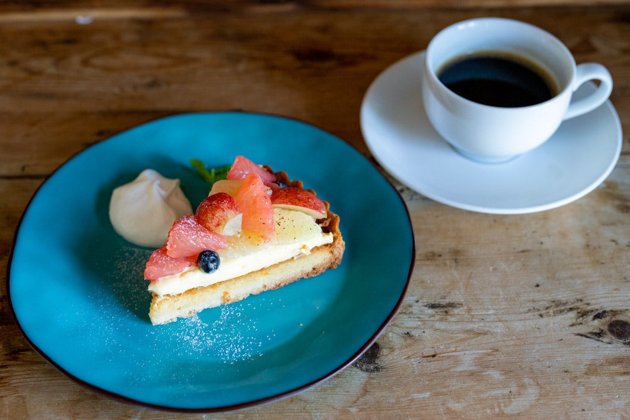 青い皿にのったレストラン ラ・マーレのケーキ