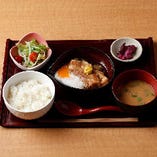 本館1階でご提供するお昼の和定食。「お刺身」や「サバの塩焼き」、「蒸し豚」「鶏のから揚げ」やフライ定食など8種類ご用意。ごはん大盛は無料です