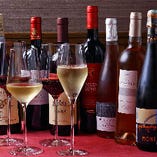 フランスの王道ワインはもちろん、シンプルな美味しさのオーストラリアワイン、パワフルな味わいのカリフォルニアワインなどをご用意