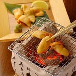 【宮城県産・ホヤの炭火焼き】刺身でも食べられるホヤを炭火で。炭火で焼くことにより香りと旨みが凝縮されます♪