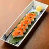 銀鮭スモークサーモンといくらの押し寿司