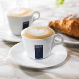【ドリンク】イタリアの老舗コーヒーブランド『LAVAZZA ラヴァッツァ』をご用意いたしております。コーヒー・エスプレッソのほか、カフェラテ・カプチーノ・カフェモカなどもご利用いただけます。