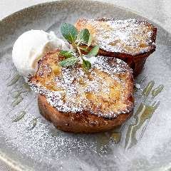 フレンチトーストやケーキなどのスイーツ、軽食がございます。