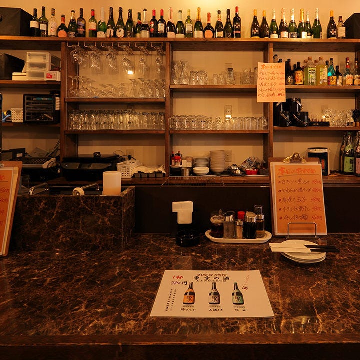 ワインやグラスが並べられたTHEザ餃子 MANマン 103 の店内