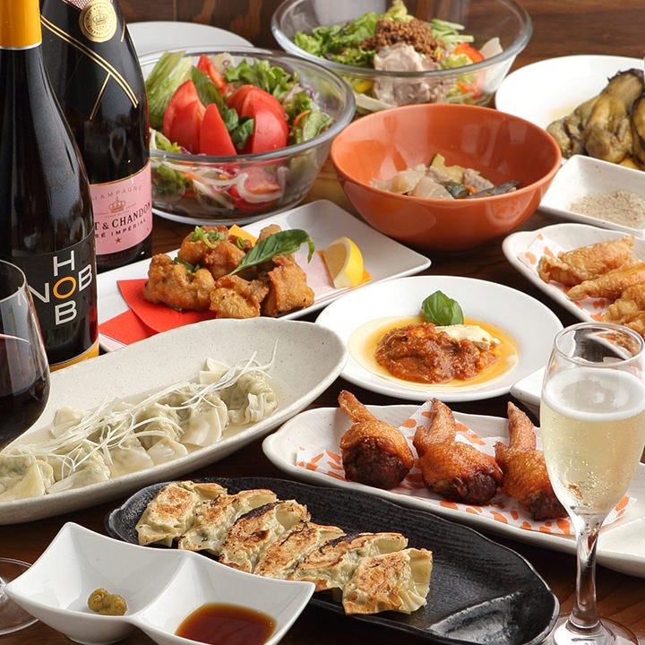 種類豊富な餃子料理やお酒のボトルが並んでいる様子