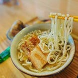 沖縄直送「亀浜製麺所」の麺を使用！