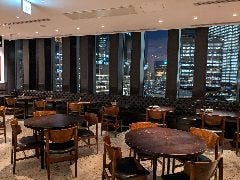 どのテーブル席からも夜景が見えます☆