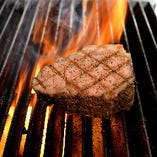 ステーキは表面はしっかりと焼き、中はしっとりロゼ色に。一番美味しい焼き加減で提供します！