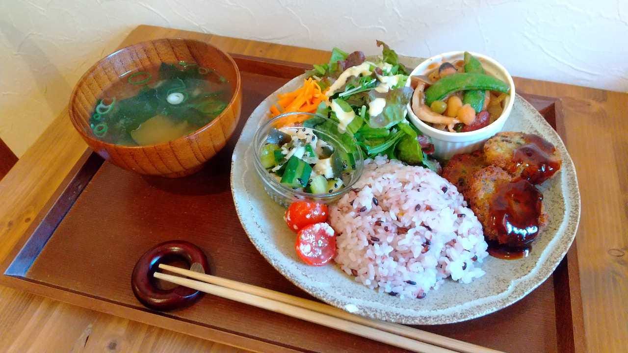 味噌汁と並んだ野菜がったっぷリ使われたワンプレートのじゃがいもとおからのおやき風プレート
