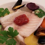 本日の魚料理
淡路島産スズキとモン・サン・ミシェル産ムール貝の蒸し煮
※仕入れ状況によって、魚やその調理方法は異なります。