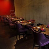 ビビットな赤い壁が印象的　テーブル席で特別なお食事を