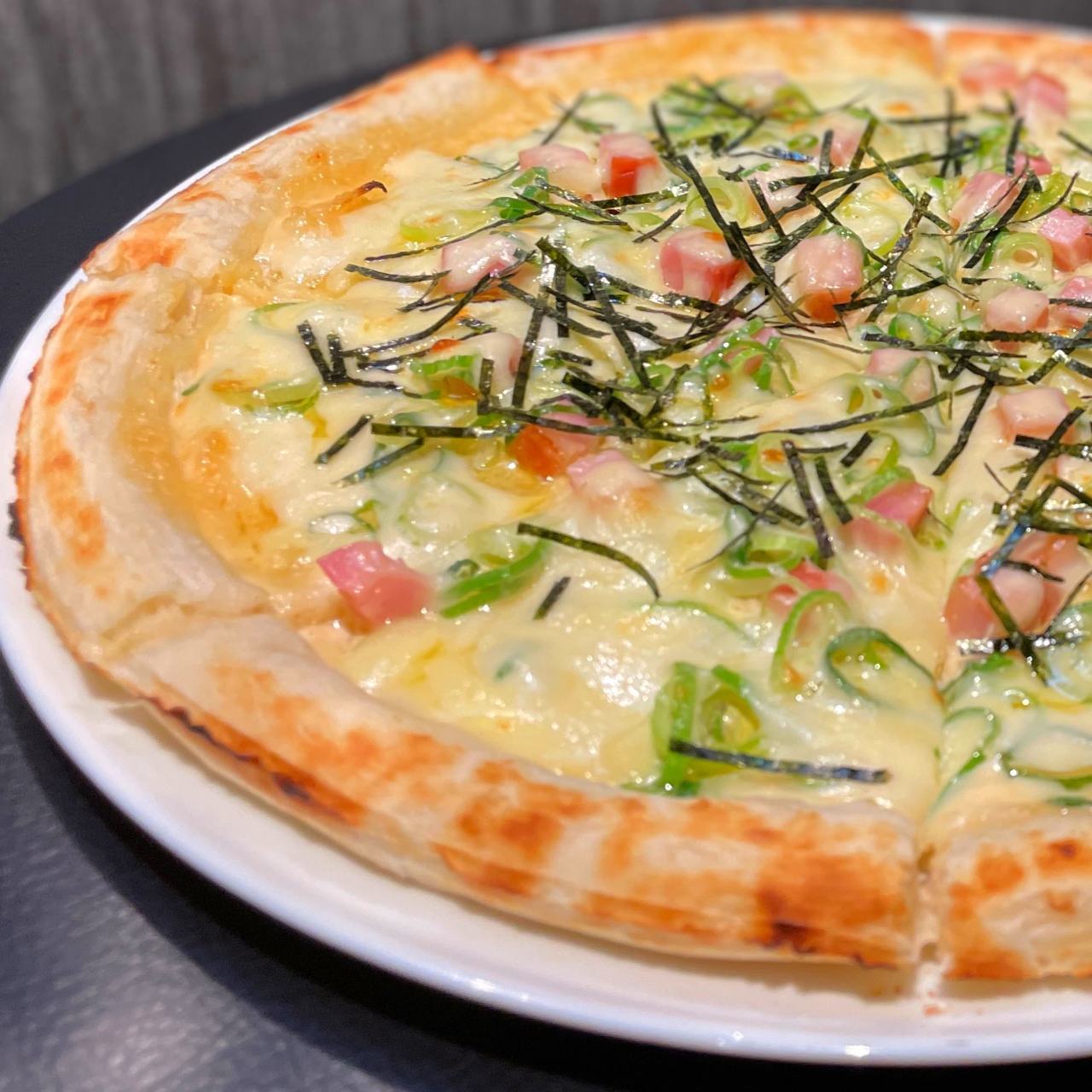バラエティ豊かに揃うピザの中でも「ネギマヨピザ」が人気
