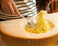 イタリア産・チーズの王様！！パルメジャーノ・レッジャーノの中で絡める濃厚パスタ♪