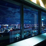デートのシーンに最適な夜景の見える窓際カウンター席ご用意。
