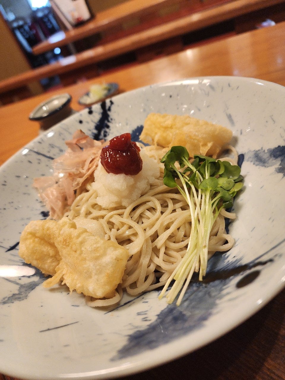 揚げ餅梅おろし蕎麦…お蕎麦の下に何かが？ 