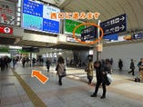 川崎駅改札をでましたら左へお進みいただきます（西口・ラゾーナ川崎方面）